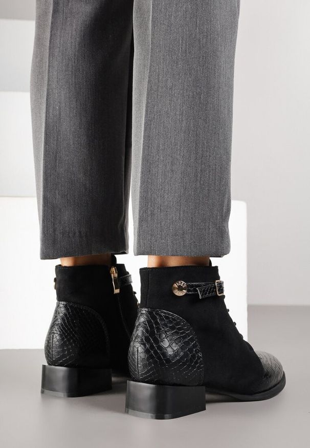 Born2be - Czarne Botki Vices Zdobione Imitacją Skóry Węża i Klamerką Gelisa. Okazja: na co dzień. Kolor: czarny. Materiał: skóra. Wzór: aplikacja. Obcas: na obcasie. Styl: casual, elegancki. Wysokość obcasa: niski