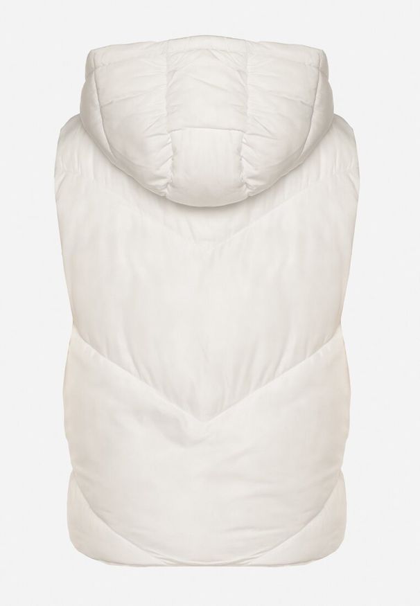 Born2be - Biała Klasyczna Kamizelka z Pikowanymi Przeszyciami i Kapturem Ollera. Okazja: na co dzień. Typ kołnierza: kaptur. Kolor: biały. Materiał: jeans. Styl: klasyczny