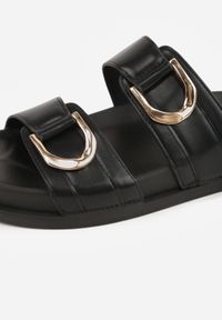 Born2be - Czarne Klapki Ozdobione Dwoma Klamrami Sthosaildy. Okazja: na spacer. Kolor: czarny. Materiał: satyna. Wzór: aplikacja. Sezon: lato. Styl: elegancki, boho #8