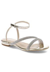 Złote Sandały Bayla Eleganckie Płaskie Buty. Okazja: na imprezę, na ślub cywilny, na wesele. Zapięcie: pasek. Kolor: złoty. Materiał: lakier, skóra ekologiczna. Wzór: paski, aplikacja. Sezon: lato. Obcas: na obcasie. Styl: elegancki