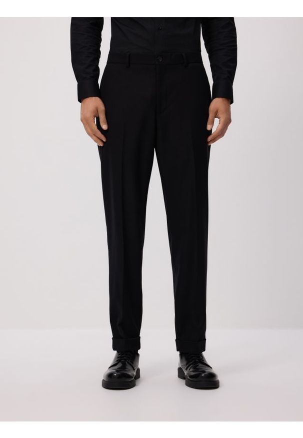 Reserved - Spodnie garniturowe z wiskozą - czarny. Kolor: czarny. Materiał: wiskoza