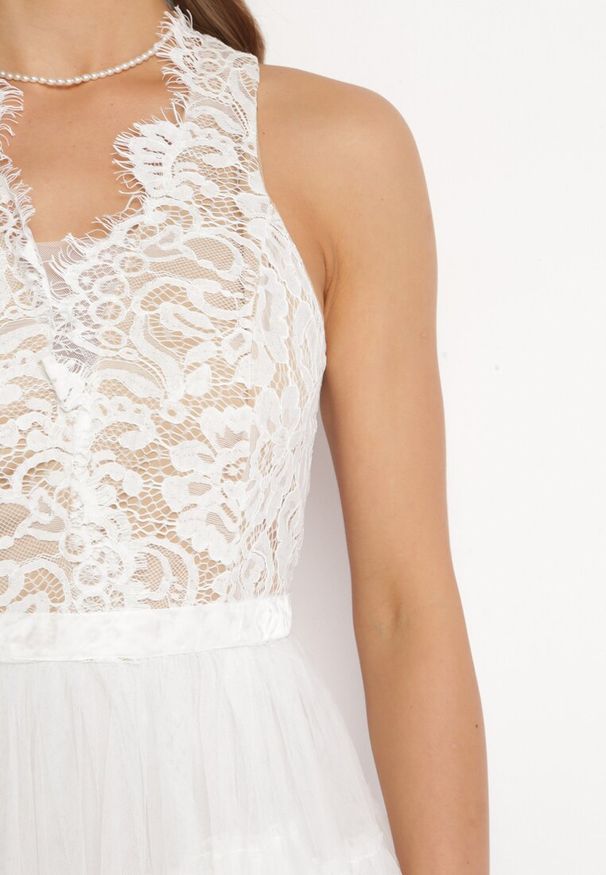 Born2be - Biała Sukienka Maxi z Koronką i Siateczkowymi Falbanami Danela. Okazja: na imprezę. Kolor: biały. Materiał: koronka. Wzór: koronka. Długość: maxi