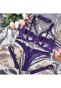 Intica - Komplet bielizny z wysokiej jakości materiałów w stylu harness Ettora. Kolor: fioletowy. Materiał: materiał. Wzór: geometria, aplikacja #1