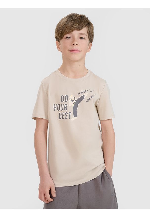 4f - 4F T-shirt regular z nadrukiem chłopięcy - beżowy 128 (7-8 lat). Okazja: na co dzień. Kolor: beżowy. Materiał: jersey, dzianina, bawełna. Długość rękawa: krótki rękaw. Długość: krótkie. Wzór: nadruk. Sezon: lato. Styl: casual, klasyczny, sportowy