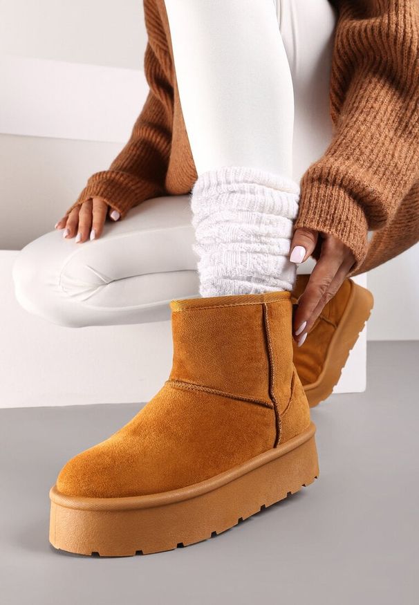 Born2be - Brązowe Śniegowce na Platformie z Wsuwaną Cholewką Irialia. Okazja: na co dzień, do pracy. Zapięcie: zamek. Kolor: brązowy. Materiał: jeans, wełna. Szerokość cholewki: normalna. Sezon: zima. Obcas: na platformie. Styl: elegancki, casual