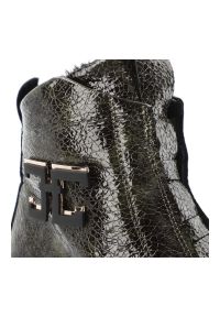 Zielone Botki Artiker Lakierowane Obuwie Damskie. Okazja: na co dzień. Kolor: zielony. Materiał: lakier. Wzór: aplikacja. Sezon: zima, jesień. Styl: casual, rockowy, elegancki #5