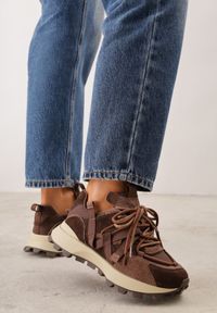 Born2be - Ciemnobrązowe Sneakersy z Zamszem Naturalnym i Tasiemkami na Podeszwie z Bieżnikiem Nisu. Okazja: na co dzień. Zapięcie: pasek. Kolor: brązowy. Materiał: zamsz. Szerokość cholewki: normalna. Wzór: aplikacja #1