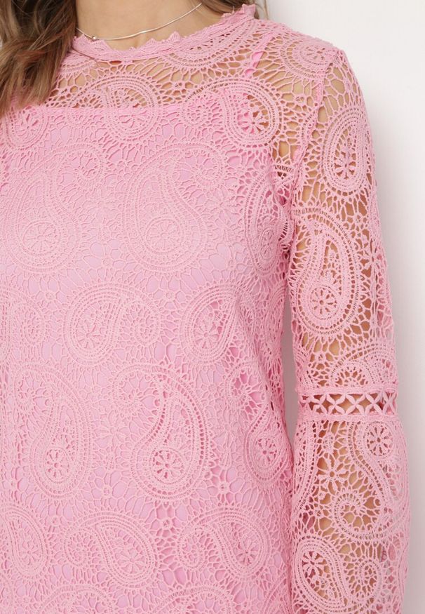 Born2be - Różowa Koronkowa Sukienka Mini z Długimi Rękawami i Kokardkami Temona. Typ kołnierza: kokarda. Kolor: różowy. Materiał: koronka. Długość rękawa: długi rękaw. Długość: mini