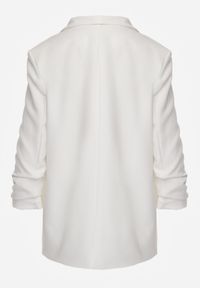 Born2be - Biała Marynarka Bez Zapięć z Ozdobnym Marszczeniem i Imitacją Kieszeni Phelotis. Okazja: na co dzień, na spotkanie biznesowe, do pracy. Kolor: biały. Materiał: tkanina, jeans. Wzór: gładki, jednolity, aplikacja. Styl: casual, biznesowy, elegancki #2