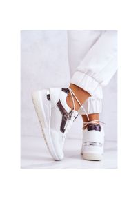Damskie Sneakersy Na Koturnie Cross Jeans JJ2R4028C Białe. Kolor: biały. Materiał: skóra ekologiczna, materiał, tworzywo sztuczne. Szerokość cholewki: normalna. Wzór: aplikacja. Obcas: na koturnie #2