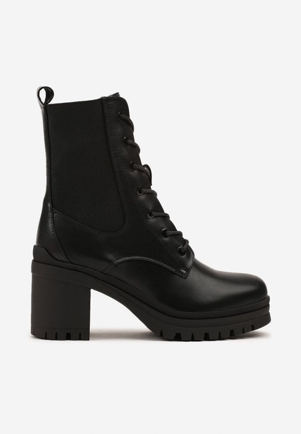 Renee - Czarne Botki Typu Workery na Słupku Cladira. Okazja: na co dzień, na randkę. Kolor: czarny. Materiał: jeans, skóra. Sezon: wiosna. Obcas: na słupku. Styl: street, casual, elegancki. Wysokość obcasa: średni