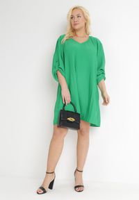 Born2be - Zielona Rozkloszowana Sukienka Mini z Plisowaniem Telesi. Kolekcja: plus size. Kolor: zielony. Długość rękawa: długi rękaw. Typ sukienki: dla puszystych. Długość: mini #4
