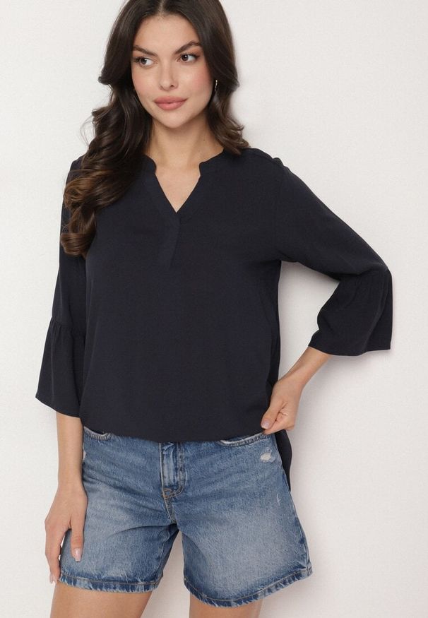 Born2be - Granatowa Wiskozowa Bluzka z Falbankami przy Rękawach Tialavelle. Okazja: na co dzień. Typ kołnierza: kołnierz z falbankami. Kolor: niebieski. Materiał: wiskoza. Styl: casual