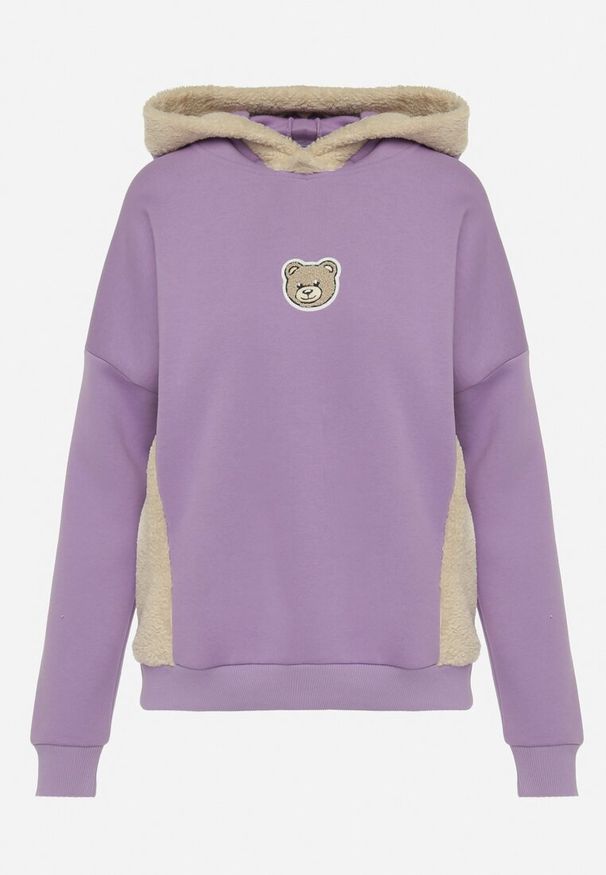 Born2be - Jasnofioletowa Bawełniana Bluza z Kapturem z Polarem i Naszywką Misia Hestada. Okazja: na co dzień. Typ kołnierza: kaptur. Kolor: fioletowy. Materiał: polar, bawełna. Wzór: aplikacja. Styl: klasyczny, casual