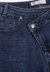 Born2be - Niebieskie Bawełniane Jeansy o Szerokim Kroju z Asymetrycznym Zapięciem Fezitera. Okazja: na co dzień, na spotkanie biznesowe, do pracy. Stan: podwyższony. Kolor: niebieski. Styl: casual, biznesowy, elegancki #4