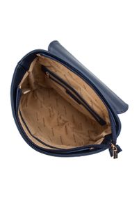 Wittchen - Damski plecak z ekoskóry z wyciętą klapą granatowy. Kolor: niebieski. Materiał: skóra ekologiczna. Wzór: paski. Styl: elegancki #5