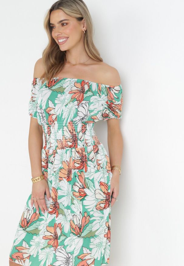 Born2be - Zielona Sukienka Midi Hiszpanka z Gumkami w Pasie Asarina. Okazja: na co dzień. Typ kołnierza: dekolt hiszpanka. Kolor: zielony. Materiał: tkanina. Wzór: kwiaty. Styl: casual. Długość: midi