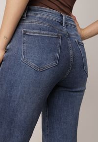 Born2be - Niebieskie Jeansy z Bawełną o Kroju Mom Fit Lendrea. Okazja: na co dzień. Stan: podwyższony. Kolor: niebieski. Styl: casual, klasyczny #7