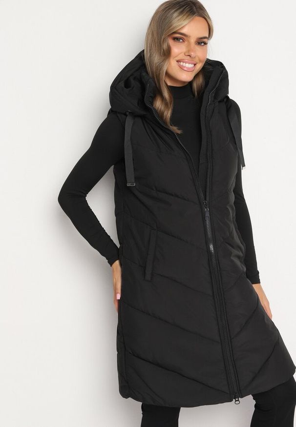 Born2be - Czarna Pikowana Kamizelka na Suwak z Kapturem i Sznurkami Mivissea. Typ kołnierza: kaptur. Kolor: czarny. Styl: elegancki, sportowy