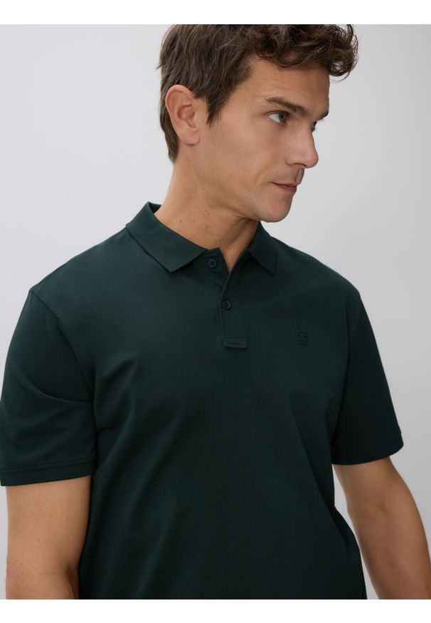 Reserved - Polo regular z bawełny merceryzowanej - ciemnozielony. Typ kołnierza: polo. Kolor: zielony. Materiał: bawełna