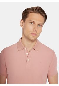 Pako Lorente - PAKO LORENTE - Różowy t-shirt polo na trzy guziczki. Okazja: na co dzień. Typ kołnierza: polo. Kolor: czerwony, oliwkowy, różowy. Materiał: poliester, bawełna. Sezon: jesień. Styl: casual #2