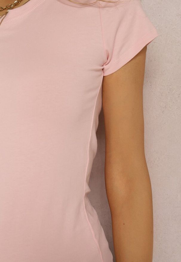 Renee - Jasnoróżowy T-shirt Ariema. Kolor: różowy. Materiał: dzianina. Długość rękawa: krótki rękaw. Długość: krótkie. Wzór: gładki