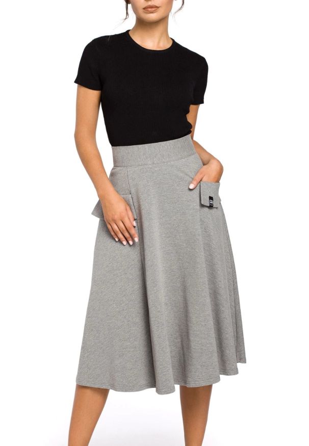 Sukienki.shop - Spódnica rozkloszowana z wysokim stanem i kieszeniami szara. Okazja: na co dzień, do pracy. Stan: podwyższony. Kolor: szary. Materiał: dzianina, bawełna. Styl: casual