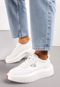 Renee - Białe Skórzane Sneakersy na Platformie z Niewielką Wstawką z Boku Renipa. Kolor: biały. Materiał: skóra. Szerokość cholewki: normalna. Obcas: na platformie #1
