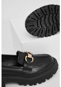 Answear Lab mokasyny damskie kolor czarny na płaskim obcasie. Nosek buta: okrągły. Kolor: czarny. Materiał: guma. Obcas: na obcasie. Styl: wakacyjny. Wysokość obcasa: niski #5