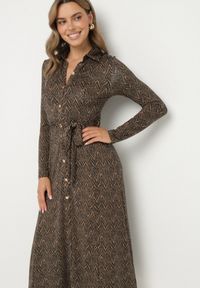 Born2be - Brązowa Rozkloszowana Sukienka Koszulowa z Wiązanym Paskiem Cheresin. Kolor: brązowy. Materiał: materiał. Typ sukienki: koszulowe. Długość: midi #4