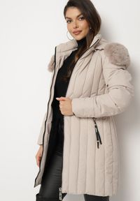 Born2be - Beżowa Kurtka z Pionowymi Pikowanymi Przeszyciami i Kapturem z Futrem Wiązana w Pasie Leoriya. Okazja: na co dzień. Kolor: beżowy. Materiał: futro. Styl: casual #5