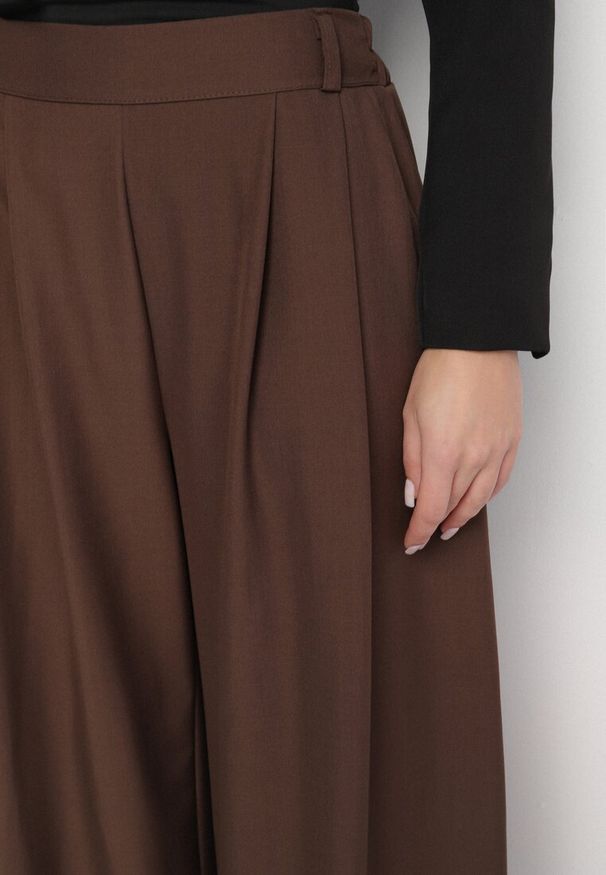 Born2be - Brązowe Spodnie o Fasonie Palazzo z Wsuwanymi Kieszeniami Adivena. Okazja: na co dzień. Stan: podwyższony. Kolor: brązowy. Materiał: jedwab. Długość: długie. Styl: elegancki, casual