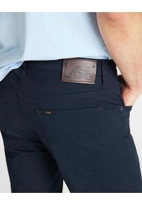 Lee - MĘSKIE SPODNIE MATERIAŁOWE LEE DAREN ZIP FLY L707LA21 112118239. Materiał: materiał