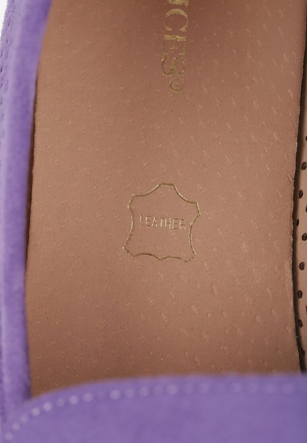 Renee - Fioletowe Mokasyny Vices z Perforacją z Wkładką ze Skóry Naturalnej Felithria. Okazja: na co dzień. Kolor: fioletowy. Materiał: skóra. Wzór: aplikacja. Obcas: na obcasie. Styl: casual, elegancki, klasyczny. Wysokość obcasa: niski