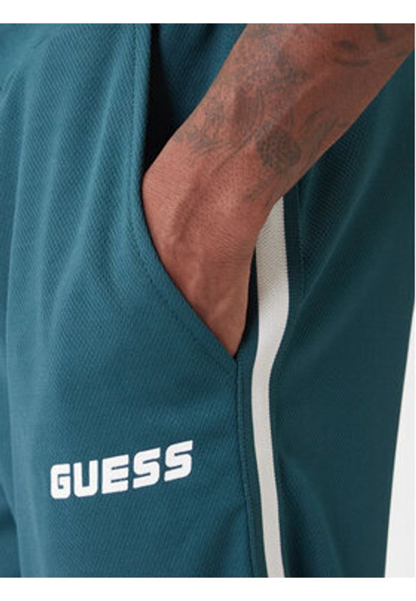 Guess Spodnie dresowe Z6RB13 KD482 Zielony Regular Fit. Kolor: zielony. Materiał: syntetyk