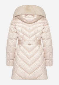Born2be - Beżowa Pikowana Kurtka z Wiązanym Paskiem i Kapturem z Futerkiem Fenama. Okazja: na spacer, na co dzień. Kolor: beżowy. Materiał: futro. Styl: elegancki, casual #2