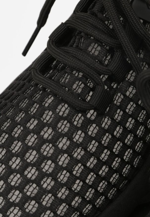 Renee - Czarne Buty Sportowe Sneakersy na Platformie Ozdobionej Tłoczeniem Teliriella. Kolor: czarny. Materiał: skóra. Szerokość cholewki: normalna. Wzór: aplikacja. Obcas: na platformie. Sport: fitness