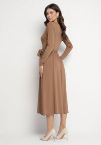 Born2be - Brązowa Sukienka Kopertowa z Wiskozą Wiązana w Talii Drestalia. Okazja: na co dzień. Typ kołnierza: dekolt w kształcie V. Kolor: brązowy. Materiał: wiskoza. Długość rękawa: długi rękaw. Typ sukienki: kopertowe. Styl: casual, klasyczny #4