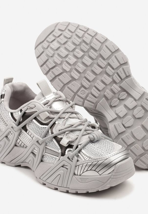 Born2be - Srebrne Sneakersy na Grubej Podeszwie Ozdobione Tłoczeniem Zardisa. Okazja: na co dzień. Kolor: srebrny. Materiał: jeans. Wzór: aplikacja