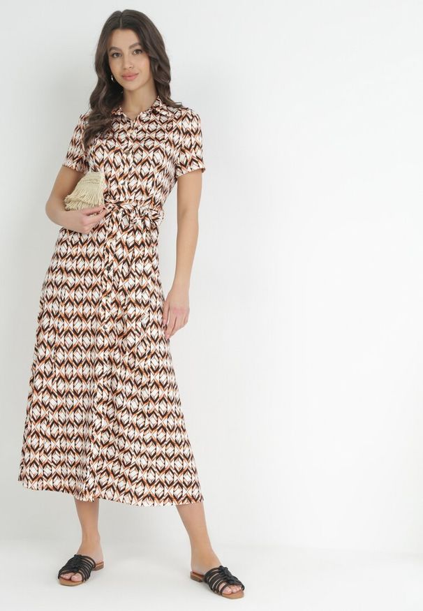 Born2be - Beżowo-Bordowa Koszulowa Sukienka Maxi z Materiałowym Paskiem Rainora. Okazja: na co dzień. Typ kołnierza: dekolt w kształcie V. Kolor: beżowy. Materiał: materiał. Długość rękawa: krótki rękaw. Typ sukienki: koszulowe. Styl: elegancki, casual, klasyczny. Długość: maxi