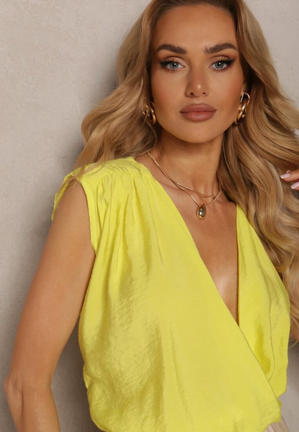 Renee - Żółty Casualowy Wiskozowy Top Zapinany na Zamek Błyskawiczny z Kopertowym Dekoltem Firoana. Okazja: na co dzień. Typ kołnierza: dekolt kopertowy. Kolor: żółty. Materiał: wiskoza. Styl: casual