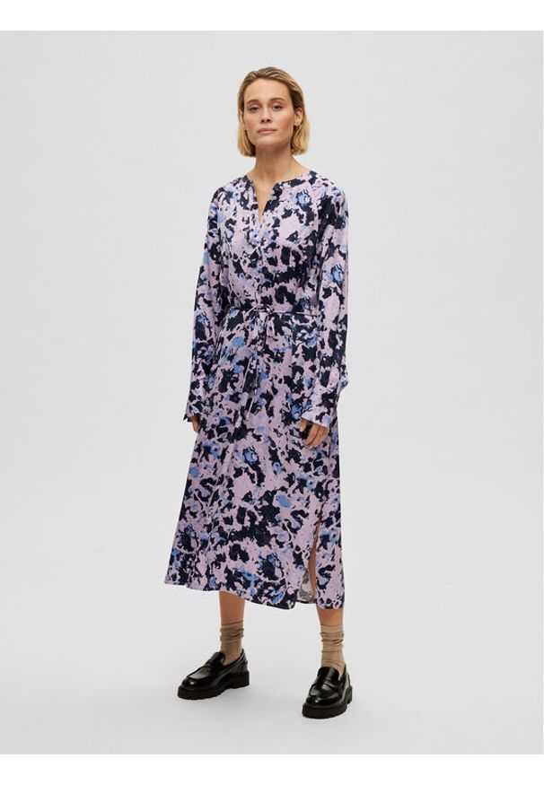 Selected Femme Sukienka codzienna Faronia 16088098 Fioletowy Loose Fit. Okazja: na co dzień. Kolor: fioletowy. Materiał: wiskoza. Typ sukienki: proste. Styl: casual