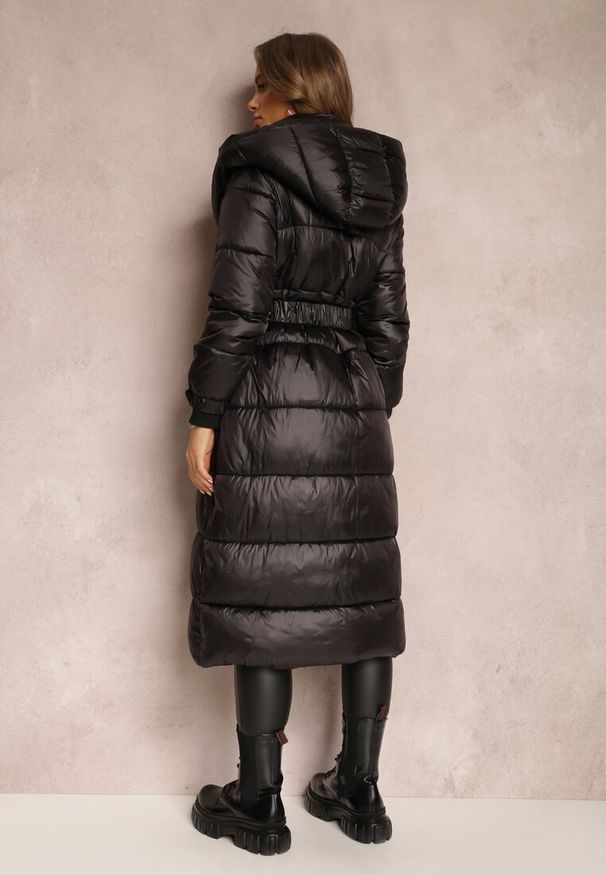 Renee - Czarna Kurtka Pikowana Długa Dudlat. Kolor: czarny. Materiał: materiał. Długość rękawa: długi rękaw. Długość: długie. Wzór: aplikacja. Sezon: zima, jesień