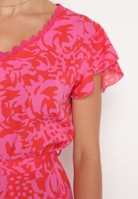 Born2be - Fuksjowa Sukienka z Krótkim Rękawem Ozdobiona Siateczką przy Dekolcie z Materiałowym Paskiem Meada. Kolor: różowy. Materiał: materiał. Długość rękawa: krótki rękaw. Wzór: aplikacja. Typ sukienki: dopasowane. Styl: elegancki #2