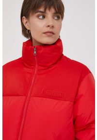 TOMMY HILFIGER - Tommy Hilfiger kurtka damska kolor czerwony zimowa. Kolor: czerwony. Materiał: syntetyk, poliester. Sezon: zima #3