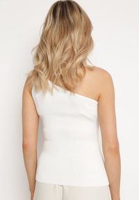 Born2be - Biały Top bez Rękawów z Asymetrycznym Dekoltem z Dużą Aplikacją w Kształcie Kwiatka Vernia. Kolor: biały. Materiał: jeans. Długość rękawa: bez rękawów. Wzór: aplikacja, kwiaty. Styl: klasyczny