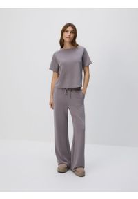 Reserved - Spodnie z szeroką nogawką - brązowy. Kolor: brązowy. Materiał: dzianina