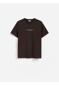 Reserved - T-shirt regular z nadrukiem na plecach - ciemnobrązowy. Kolor: brązowy. Materiał: bawełna, dzianina. Wzór: nadruk #1