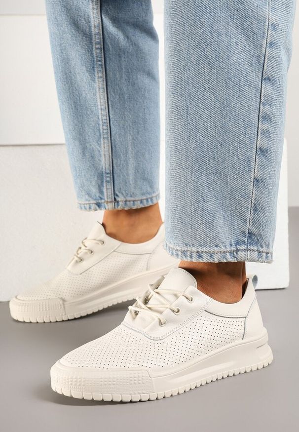 Born2be - Beżowe Sneakersy Skórzane z Perforowaną Cholewką Tiravis. Okazja: na co dzień. Kolor: beżowy. Materiał: skóra. Szerokość cholewki: normalna. Wzór: aplikacja