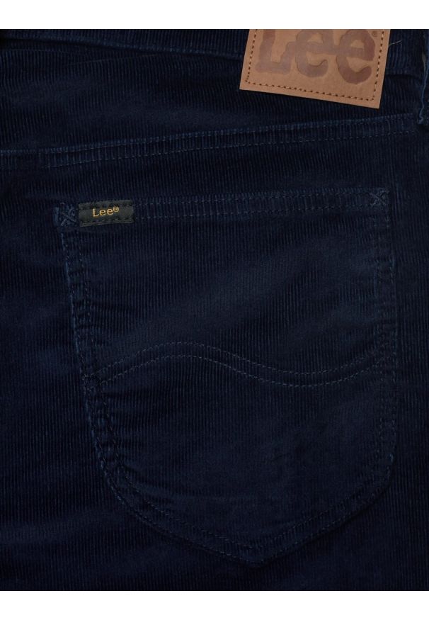 Lee - MESKIE SPODNIE MATERIAŁOWE LEE DAREN ZIP FLY RIVET NAVY 112373981. Materiał: materiał